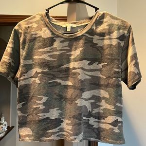 camo cropped tee size small